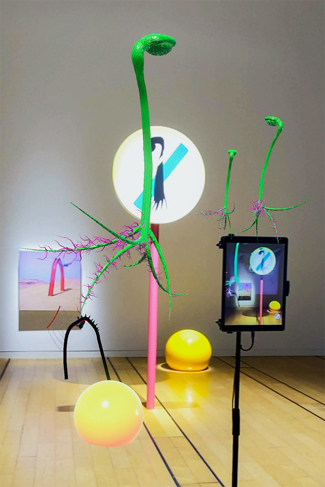 ARを用いた作品展示の様子（「多層世界の中のもうひとつのミュージアム——ハイパーICCへようこそ」展(2019) での《それらしい場所》/ 藤倉麻子 展示風景）