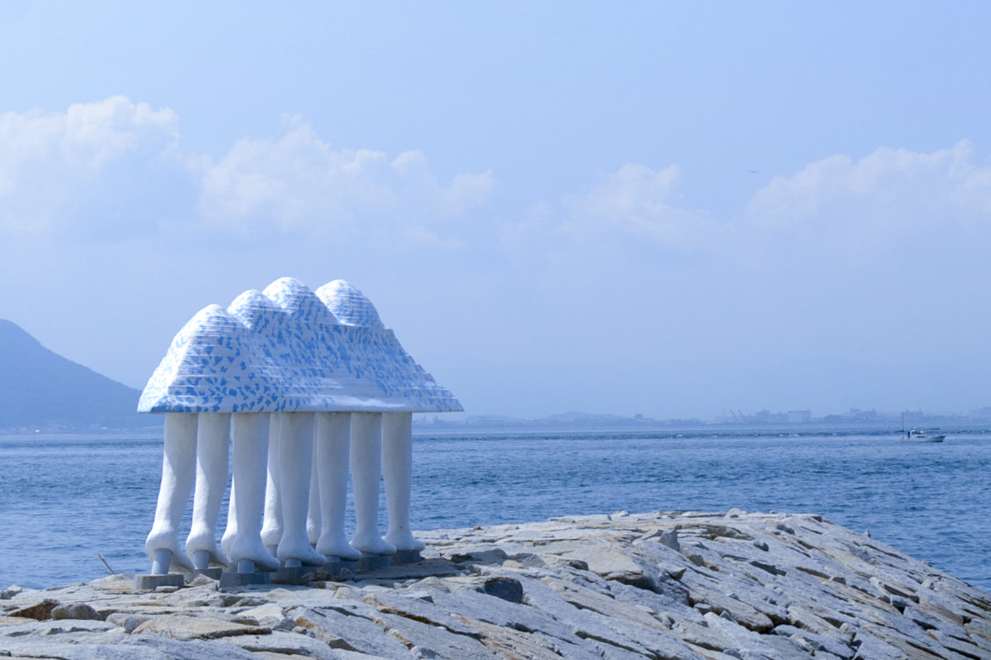 瀬戸内の風景に溶け込んだ作品が多く展示されます　写真は、男木島に展示された「歩く方舟」/ 山口啓介 (2016年撮影)