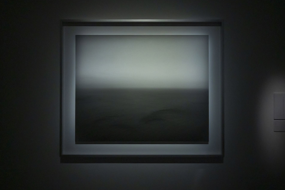 ≪日本海、隠岐≫ / 杉本博司 (「杉本博司　本歌取り―日本文化の伝承と飛翔」展 展示風景)