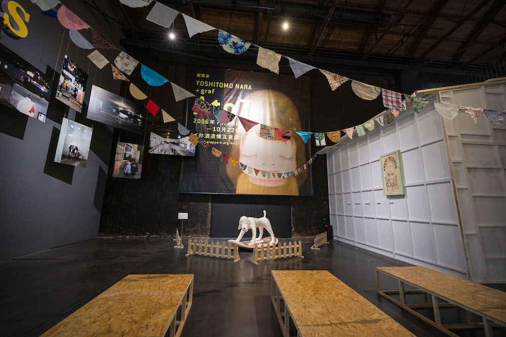 元倉庫の広大な空間を活用した展示室の様子（「もしもし、奈良さんの展覧会はできませんか？」(2022) 展示風景)