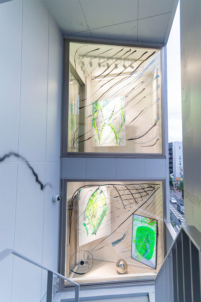 縦型の展示スペースを活かした展示がユニークです。