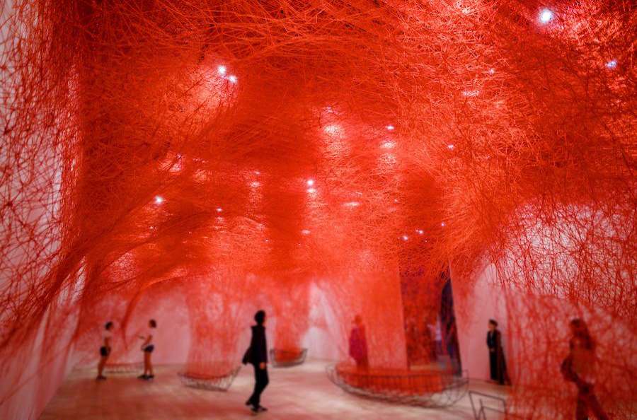 「塩田千春展：魂がふるえる」展 (2019)での展示風景