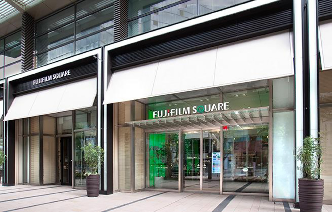 フジフイルム スクエア 外観 (東京ミッドタウンHP(https://www.tokyo-midtown.com/jp/design-art/fujifilm-square/)より)