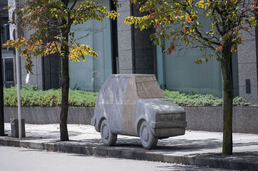 車止めであり、ベンチにもなっているヴィト・アコンチ作品
