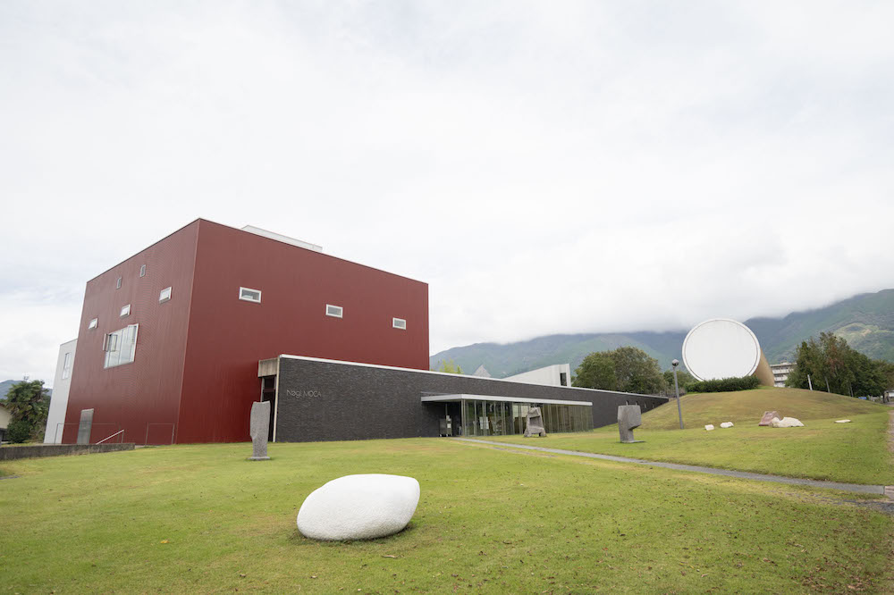 奈義町現代美術館と同じ建物内。赤い建物の2F部分が図書館になっています。&nbsp;(2022年撮影)