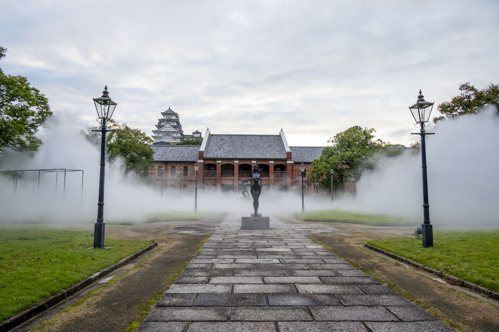 中谷芙二子，《白鷺が飛ぶ》，霧の彫刻 #47769，姫路市立美術館前庭，2022年10月7日 (c)Fujiko Nakaya 2022 (c)Himeji City Museum of Art