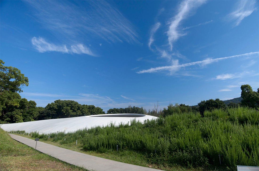「豊島美術館」外観