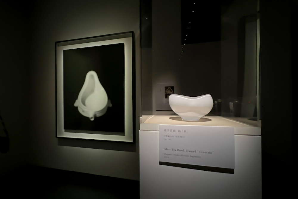 手前 ≪硝子茶碗 銘「泉」≫ / 村野藤六、奥 ≪Past Presence 068≫ / 杉本博司