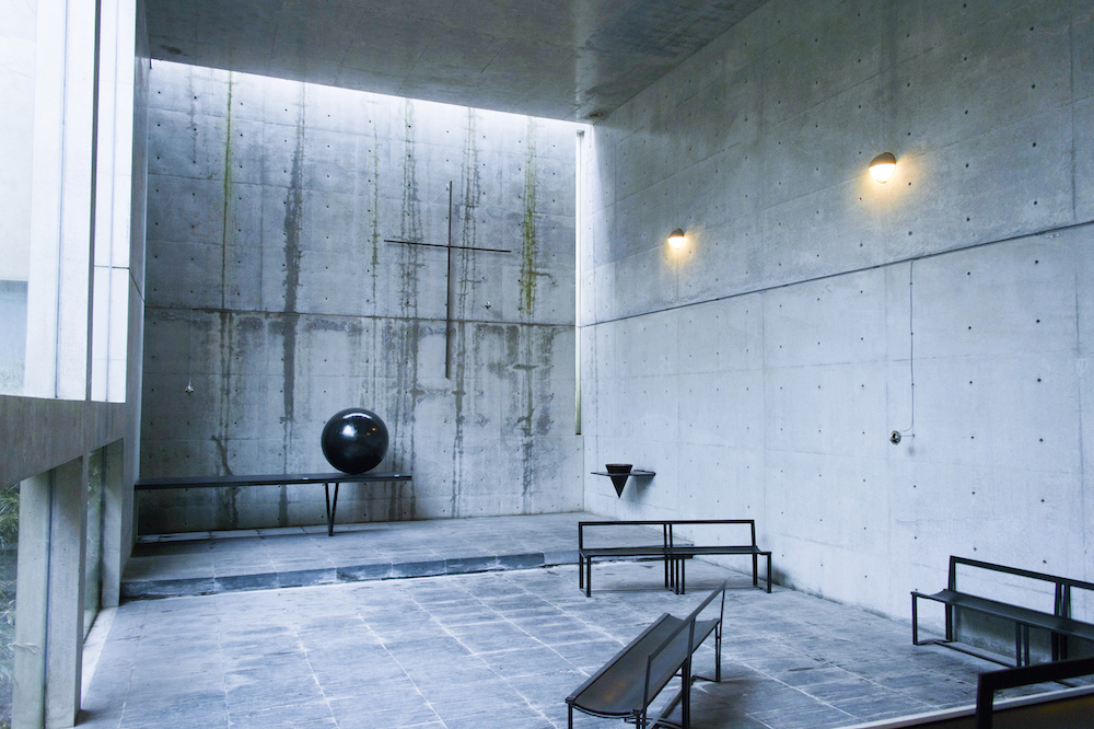 通常は非公開の安藤忠雄建築「風の教会」も作品に (2015年撮影)