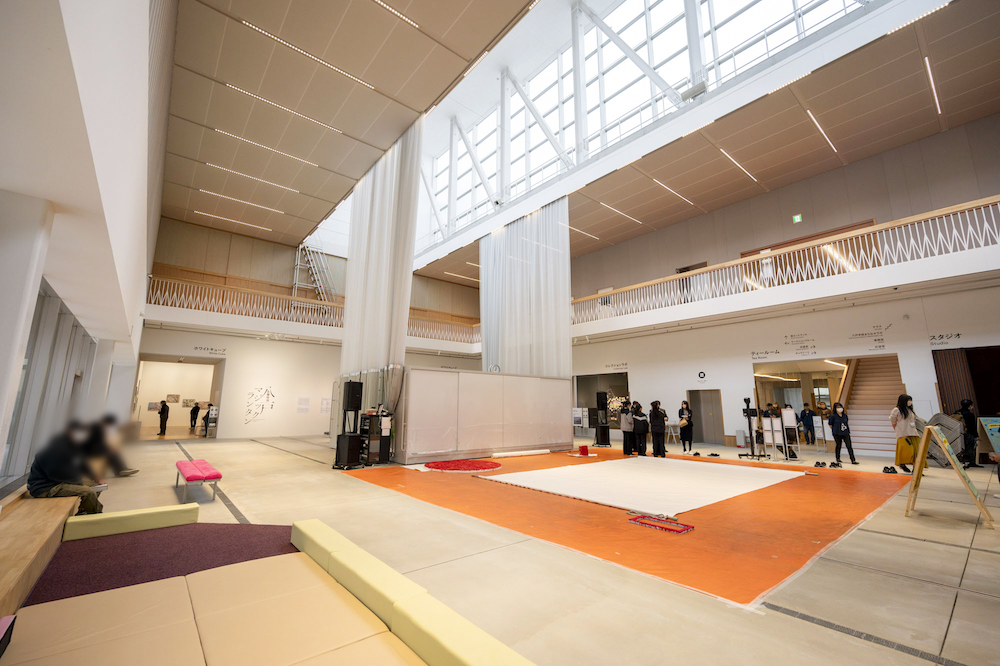 展示室とゆるやかにつながった「ジャイアントルーム」では、パフォーマンスなども開催されています。